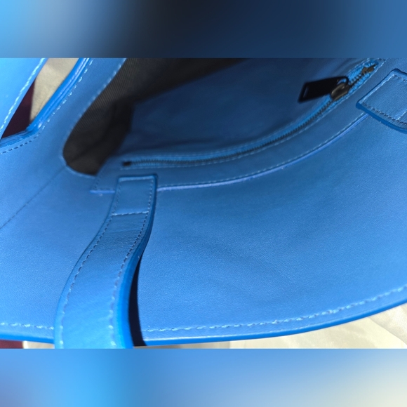 Bottega Veneta Intrecciato Leather Messenger Bag With COA Authentication - Picture 14 of 16